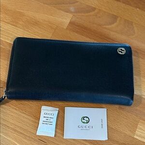 Gucci black Leather Zip Wallet with Gold GG Accent never used amazing authentic
